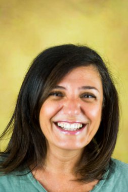 Siyah saçlı güzel bir kadının portresi.