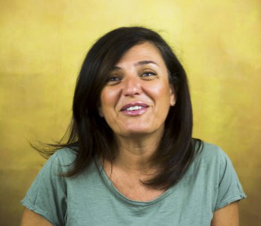 Siyah saçlı güzel bir kadının portresi.