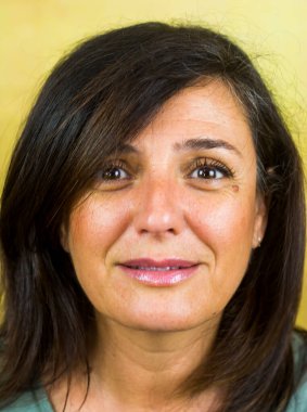 Siyah saçlı güzel bir kadının portresi.