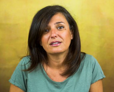 Siyah saçlı güzel bir kadının portresi.