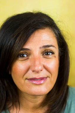 Siyah saçlı güzel bir kadının portresi.