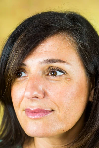 Siyah saçlı güzel bir kadının portresi.