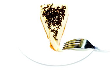 Beyaz arka planda lezzetli çikolatalı pasta.