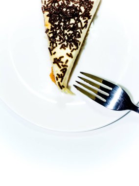 Beyaz arka planda lezzetli çikolatalı pasta.