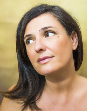 Siyah saçlı güzel bir kadının portresi.