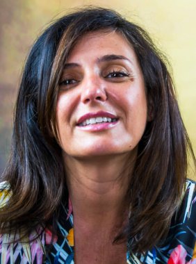 Siyah saçlı güzel bir kadının portresi.