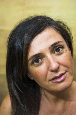 Siyah saçlı güzel bir kadının portresi.