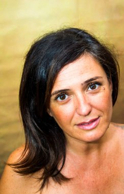 Siyah saçlı güzel bir kadının portresi.