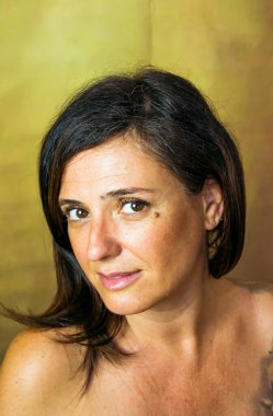 Siyah saçlı güzel bir kadının portresi.