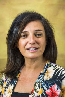 Siyah saçlı güzel bir kadının portresi.