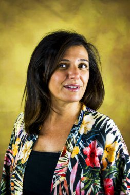 Siyah saçlı güzel bir kadının portresi.