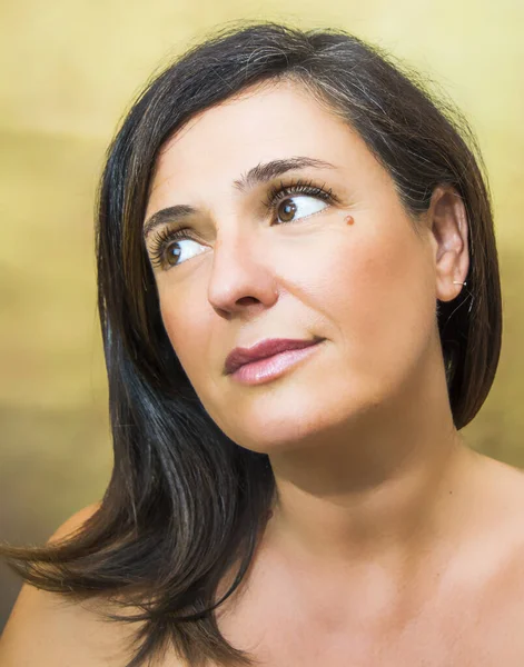 Siyah saçlı güzel bir kadının portresi.