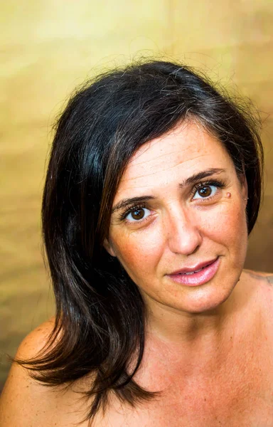 Siyah saçlı güzel bir kadının portresi.