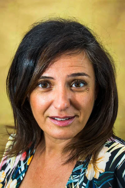 Siyah saçlı güzel bir kadının portresi.