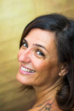 Siyah saçlı güzel bir kadının portresi.