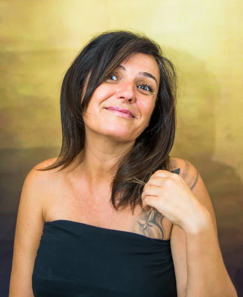 Siyah saçlı güzel bir kadının portresi.