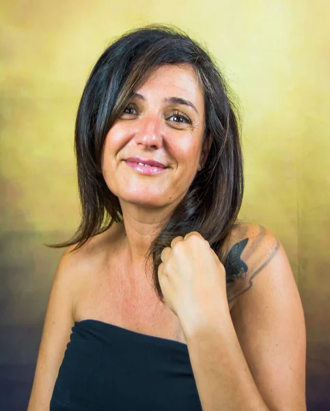 Siyah saçlı güzel bir kadının portresi.