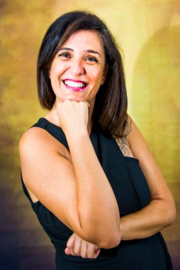 Siyah saçlı güzel bir kadının portresi.