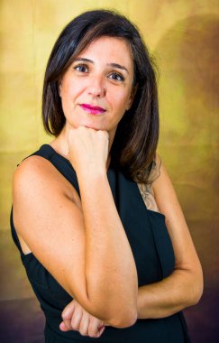 Siyah saçlı güzel bir kadının portresi.