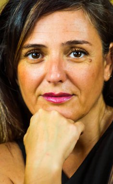 Siyah saçlı güzel bir kadının portresi.