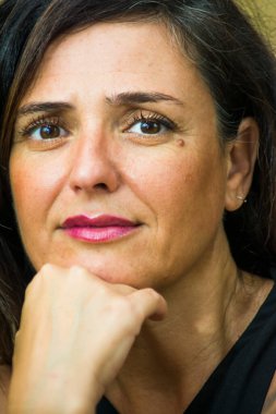 Siyah saçlı güzel bir kadının portresi.