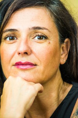 Siyah saçlı güzel bir kadının portresi.