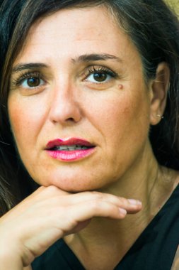 Siyah saçlı güzel bir kadının portresi.