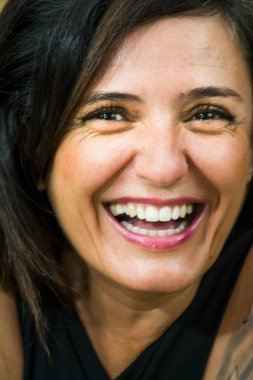 Siyah saçlı güzel bir kadının portresi.