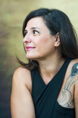 Siyah saçlı güzel bir kadının portresi.