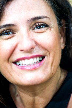 Siyah saçlı güzel bir kadının portresi.