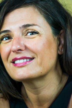 Siyah saçlı güzel bir kadının portresi.