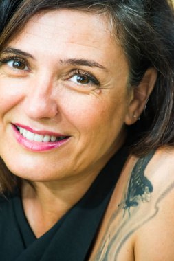 Siyah saçlı güzel bir kadının portresi.