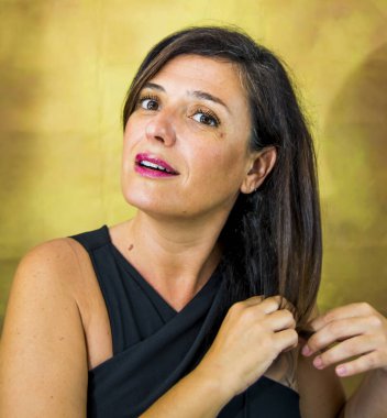 Siyah saçlı güzel bir kadının portresi.