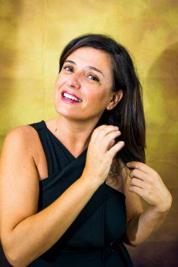 Siyah saçlı güzel bir kadının portresi.