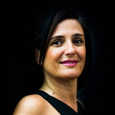 Beyaz arka planda güzel bir kadının portresi