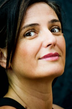 Beyaz arka planda güzel bir kadının portresi