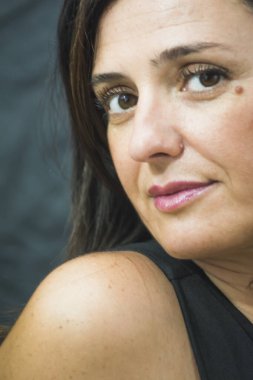 Beyaz arka planda güzel bir kadının portresi