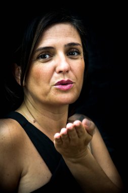 Beyaz arka planda güzel bir kadının portresi