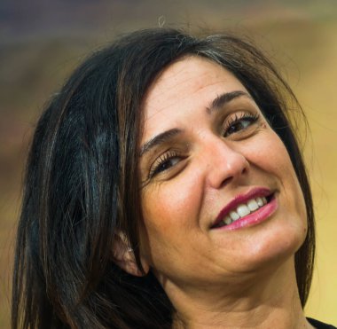 Beyaz arka planda güzel bir kadının portresi