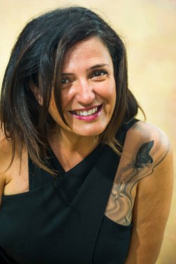 Beyaz arka planda güzel bir kadının portresi