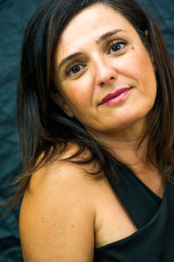 Beyaz arka planda güzel bir kadının portresi