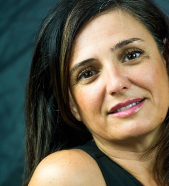 Beyaz arka planda güzel bir kadının portresi