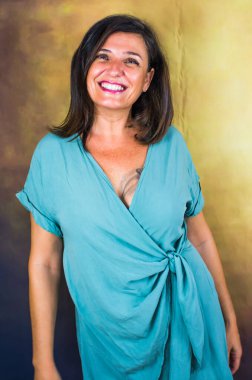 Beyaz arka planda güzel bir kadının portresi