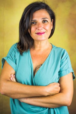 Beyaz arka planda güzel bir kadının portresi