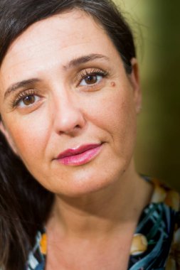 Beyaz arka planda güzel bir kadının portresi