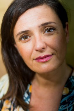 Beyaz arka planda güzel bir kadının portresi