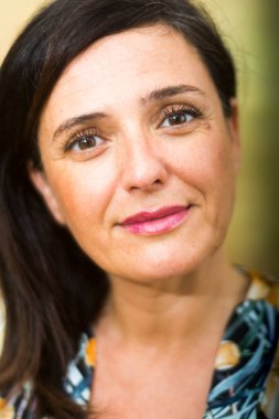 Beyaz arka planda güzel bir kadının portresi