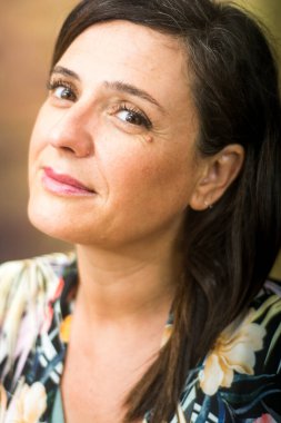 Beyaz arka planda güzel bir kadının portresi