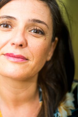 Beyaz arka planda güzel bir kadının portresi