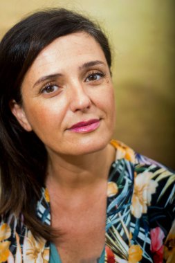 Beyaz arka planda güzel bir kadının portresi